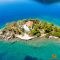Το μικροσκοπικό νησί του Αγίου Νικολάου στη Φωκίδα με τον ομώνυμο οικισμό